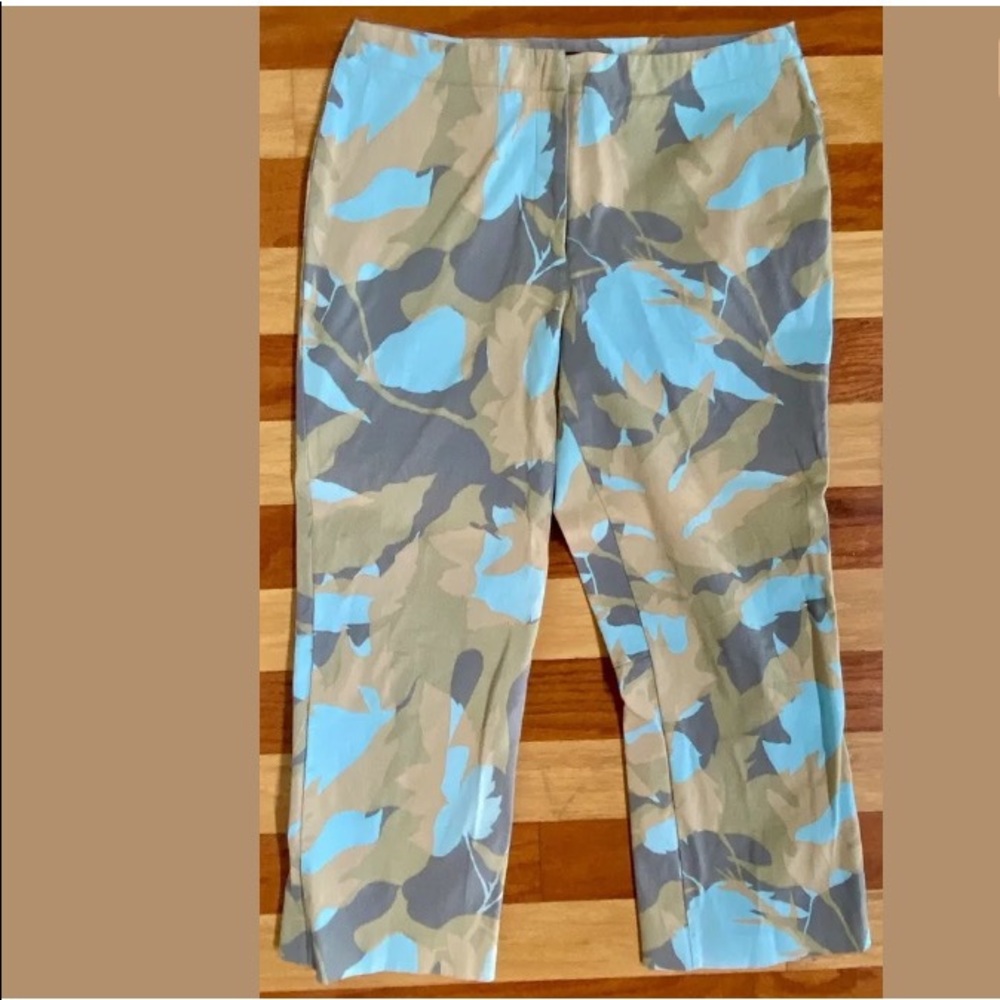 NEW YORK & CO STRETCH COTTON CAPRI PANTS CAMO 10